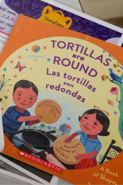 стопка детских книг на испанском языке