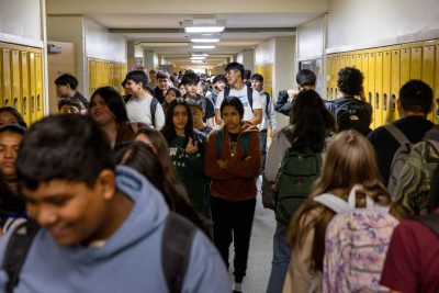 Middelbare scholieren verdringen zich tijdens de lespauze in de gangen